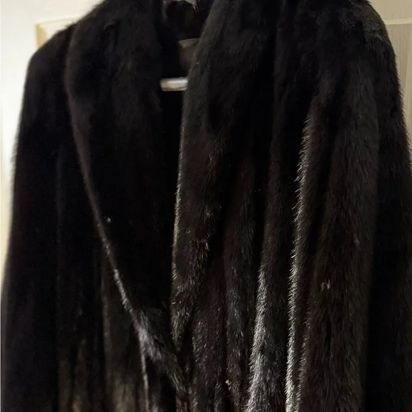 Full Length Mink Coat, “Like New” Only Worn a few Times from Macy’s Fur Vault - Picture 6 of 14